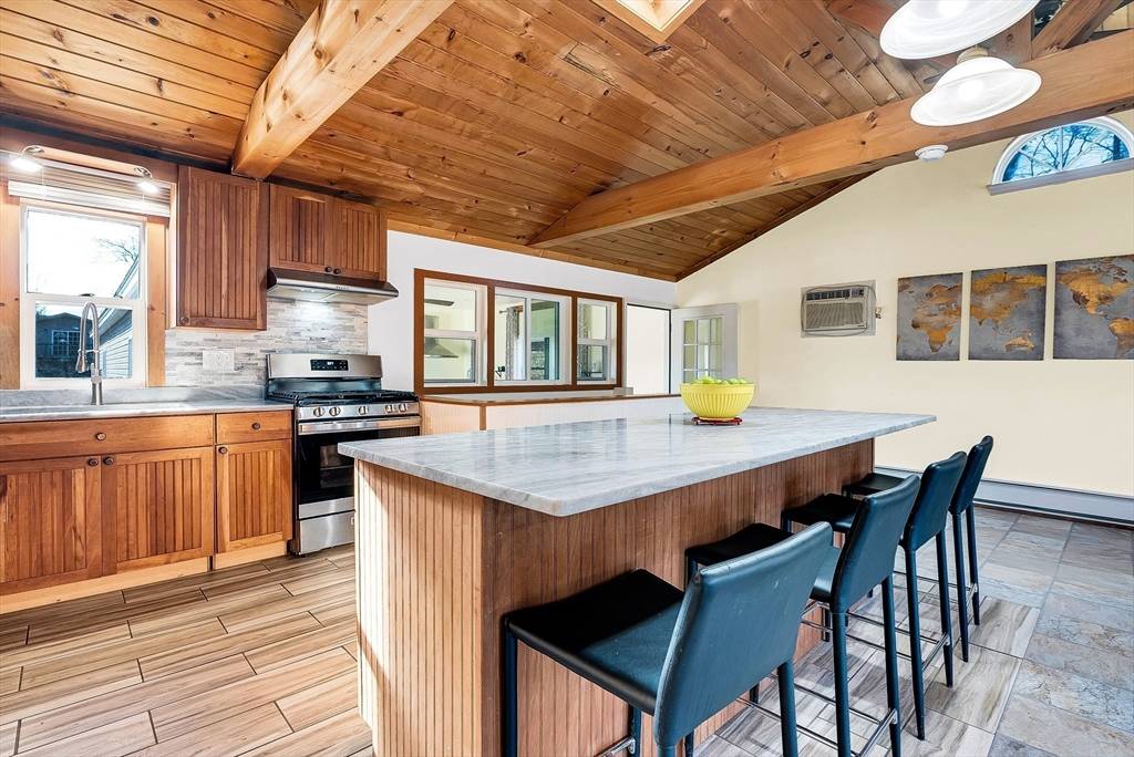 8 Sunrise Shrs E Dudley, MA 01571