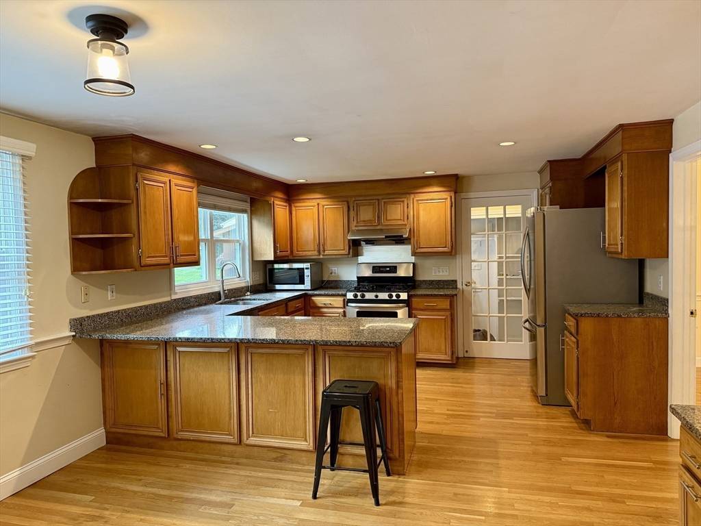 Wellesley, MA 02482,14 Lilac Circle