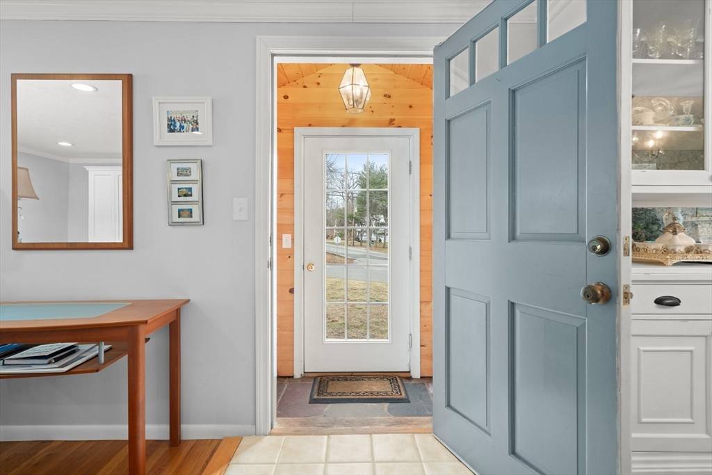 North Andover, MA 01845,72 Lisa Ln