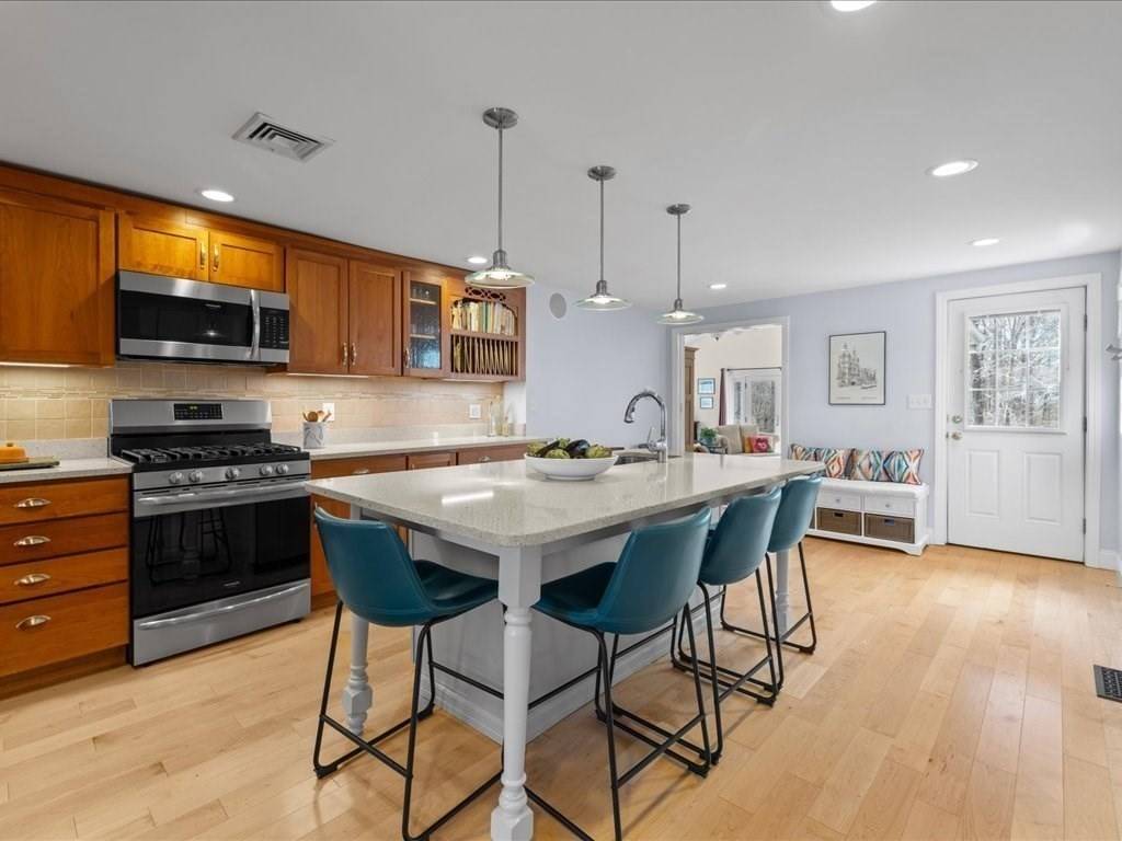 Hingham, MA 02043,26 Wompatuck Rd