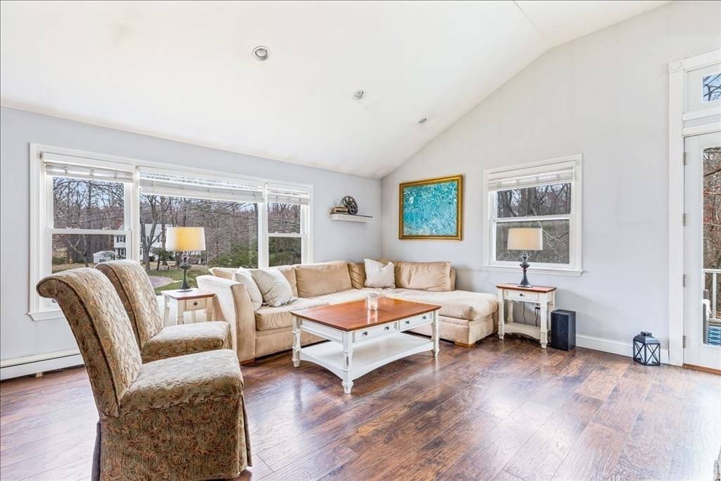 Hingham, MA 02043,1 Country Ln
