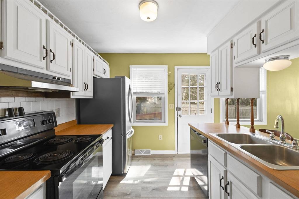 Acushnet, MA 02743,10 White St