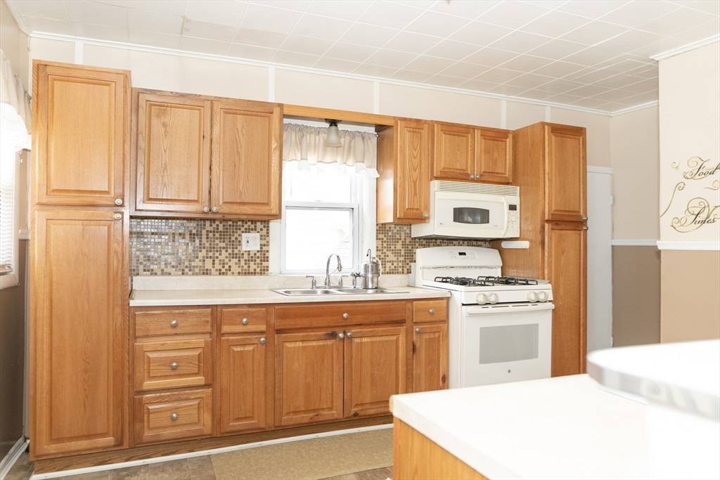 Holyoke, MA 01040,996 Dwight St