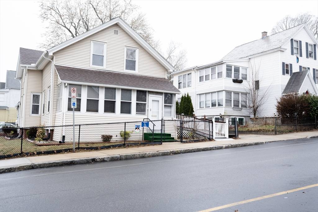Holyoke, MA 01040,996 Dwight St