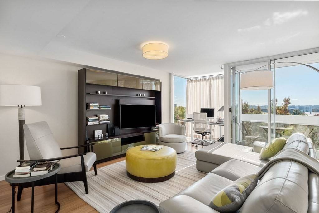 Cambridge, MA 02138,975 Memorial Drive #808