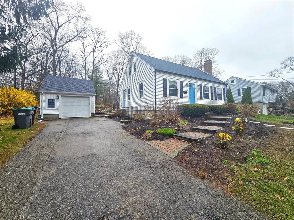 Dedham, MA 02026,61 Ledgewood Rd
