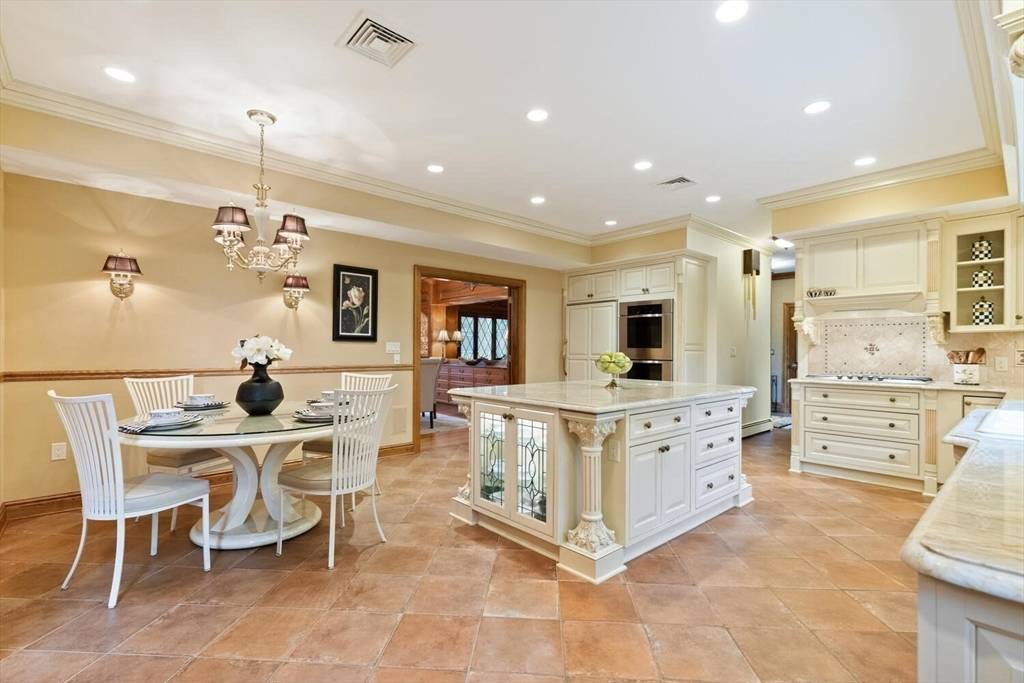16 Durham Drive Lynnfield, MA 01940