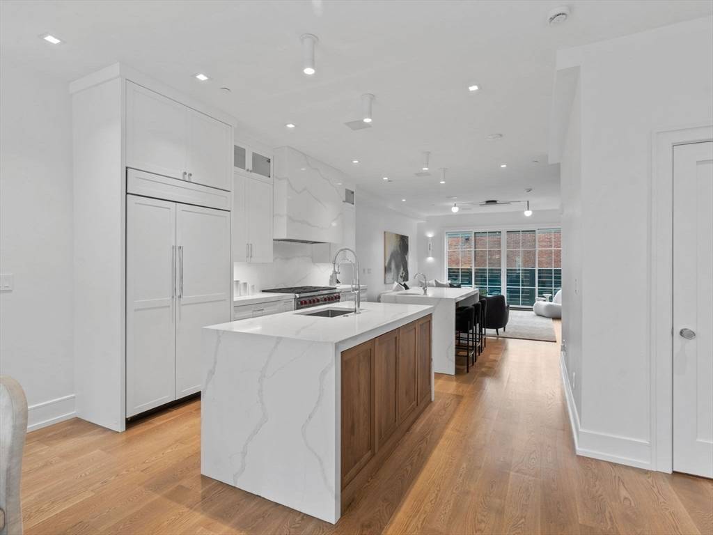 Boston, MA 02127,555 East Broadway #555