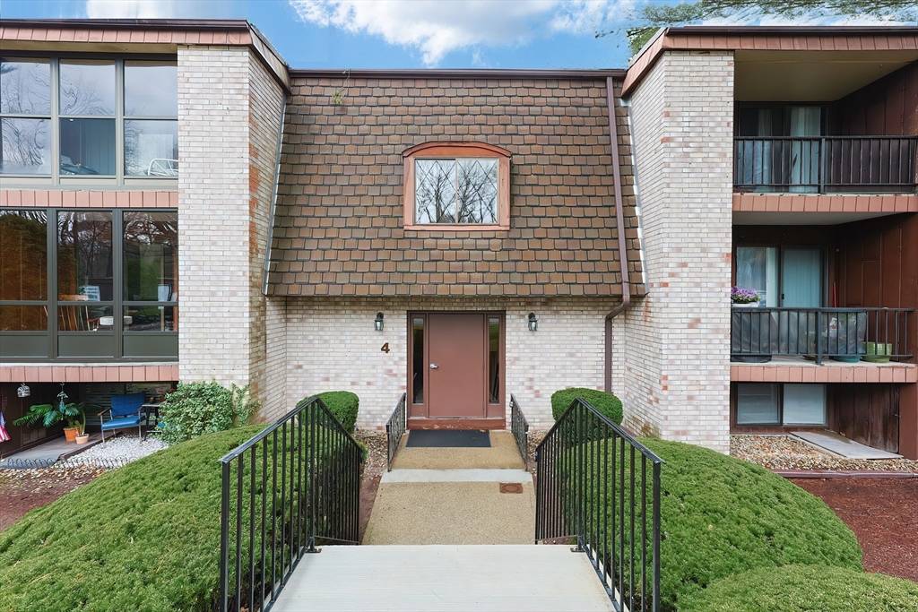 North Reading, MA 01864,4 Greenbriar Dr #205