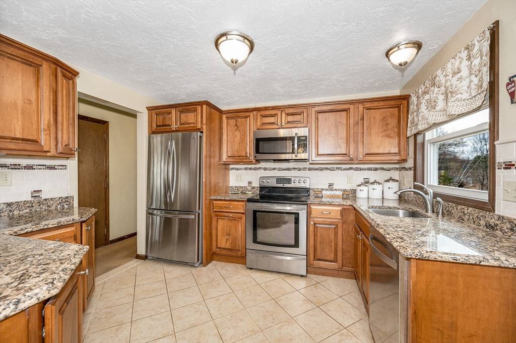 9 Zina Rd Hudson, MA 01749
