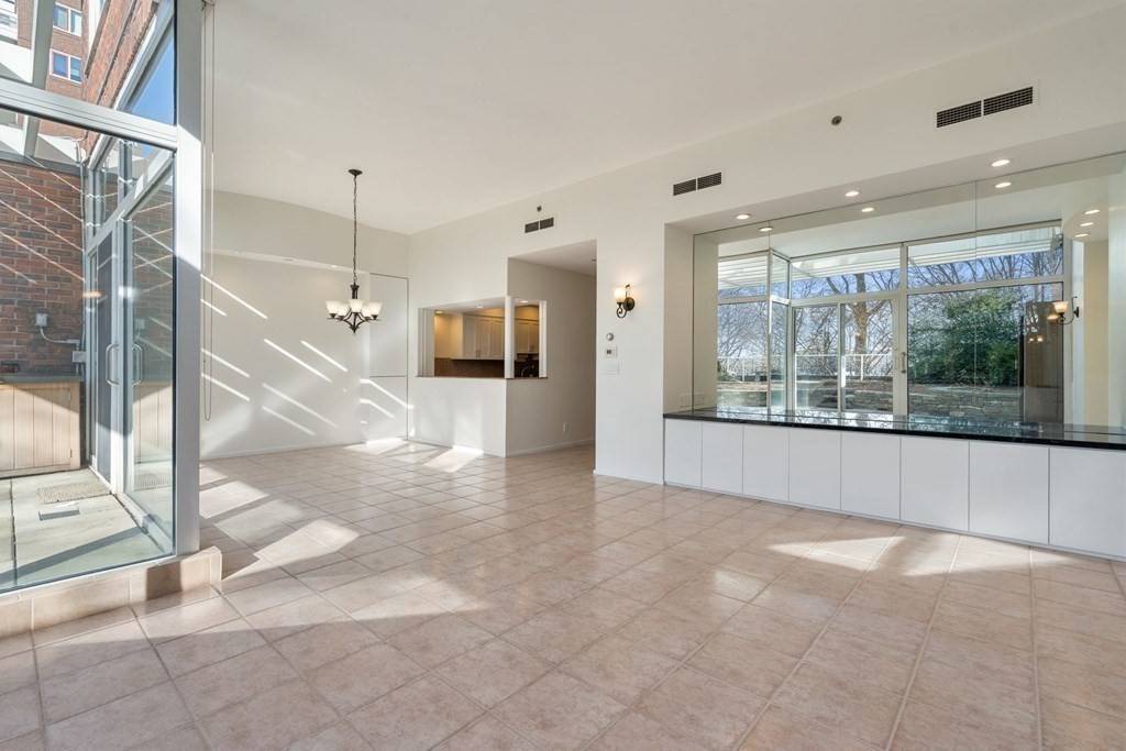 Cambridge, MA 02138,975 Memorial Drive #204