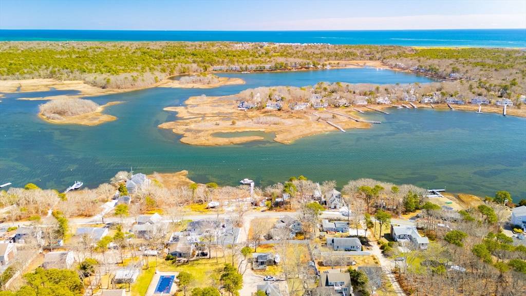 8 Stanley Rd Mashpee, MA 02649