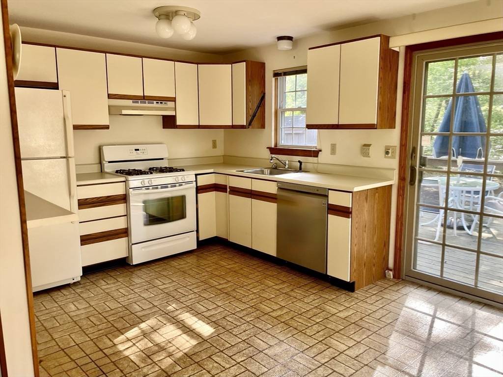 144 Sudbury Ln Barnstable, MA 02601