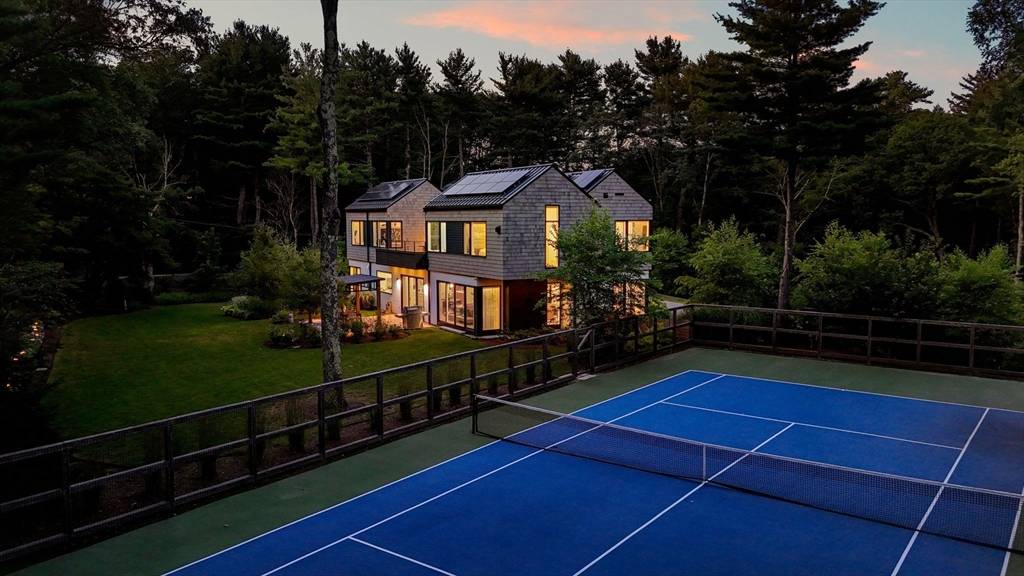 286 Country Dr Weston, MA 02493