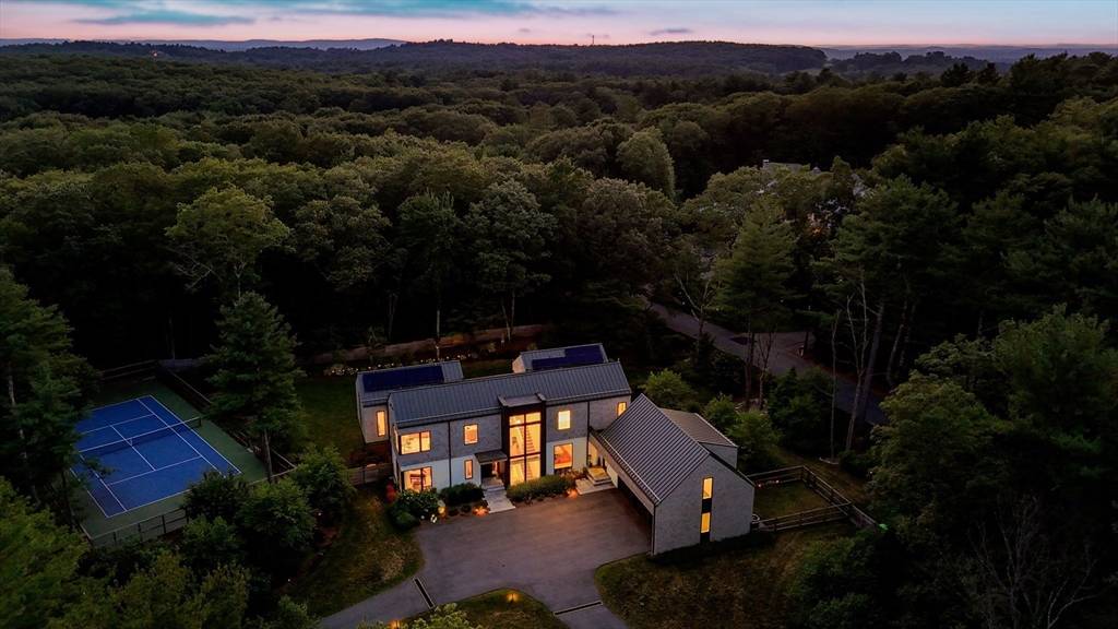 Weston, MA 02493,286 Country Dr