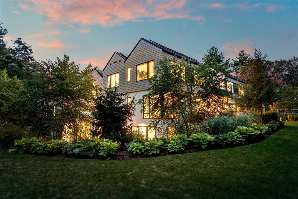 Weston, MA 02493,286 Country Dr