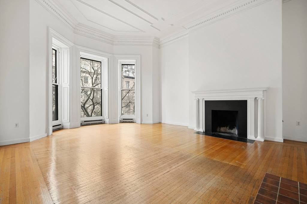 Boston, MA 02116,173 Beacon St #3