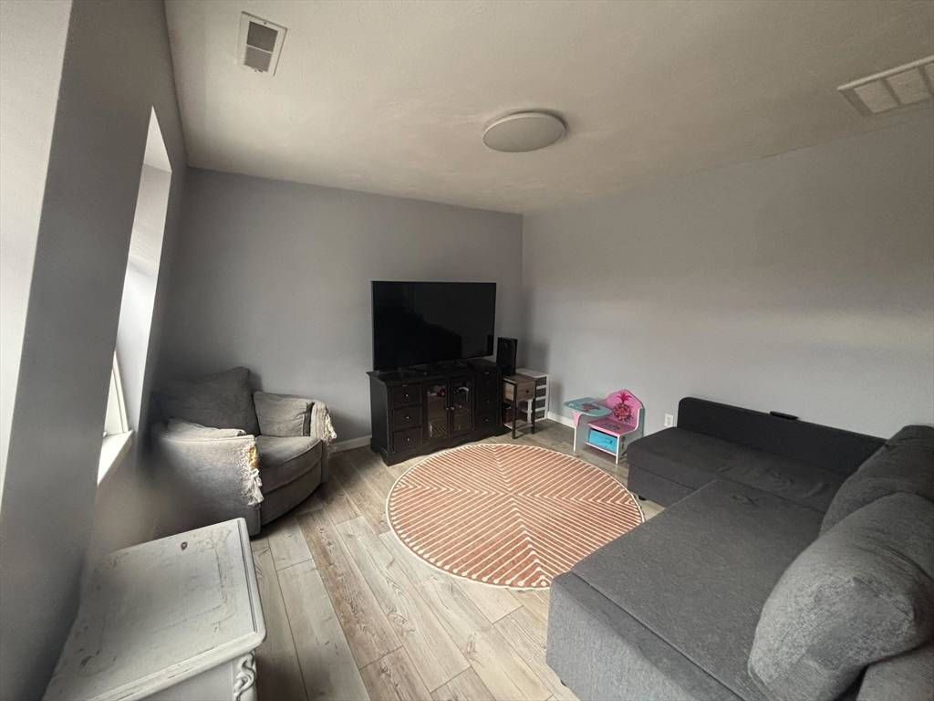 Ayer, MA 01432,4 Pearl St #5