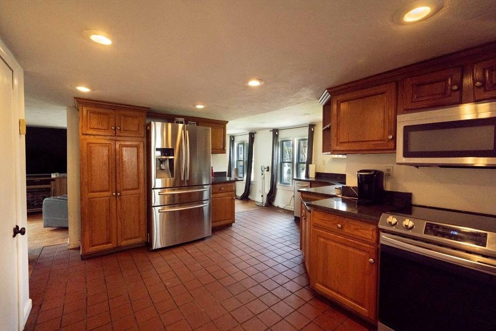 Millbury, MA 01527,85 W Main St