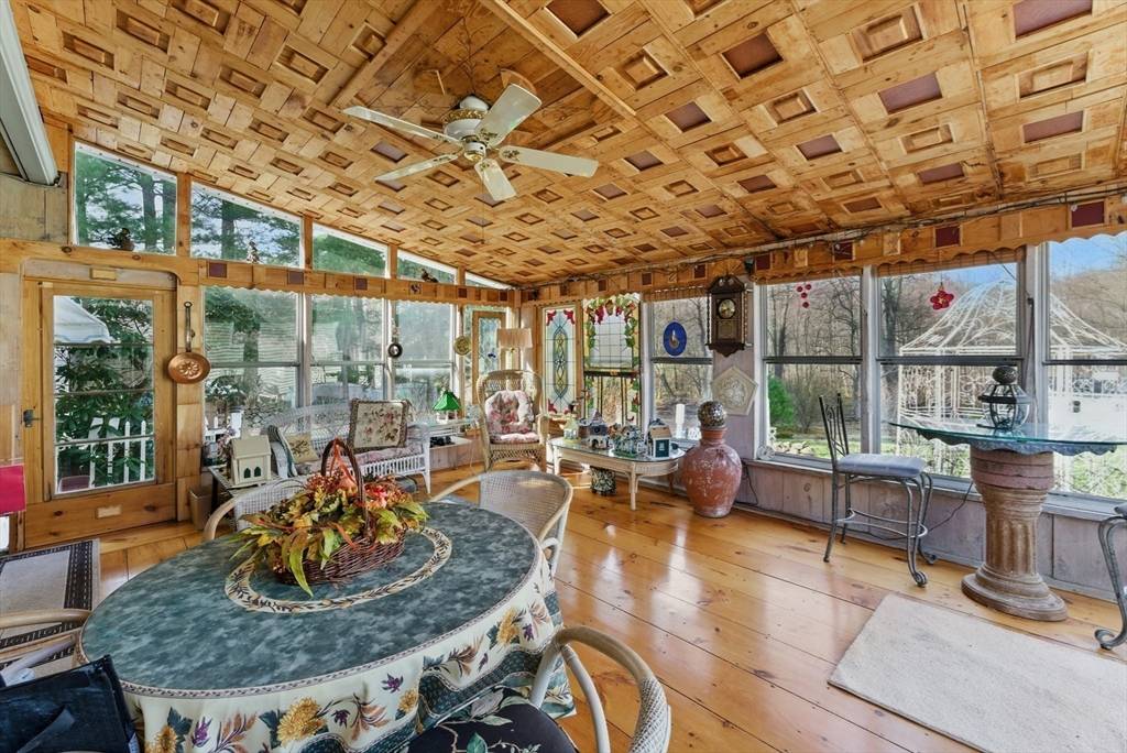 15 Brier Ln East Longmeadow, MA 01028