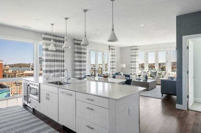 Hingham, MA 02043,10 Shipyard Drive #402