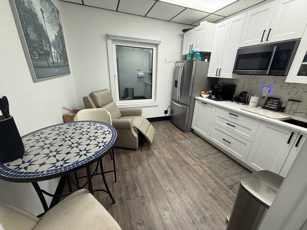 Agawam, MA 01001,584 Meadow St