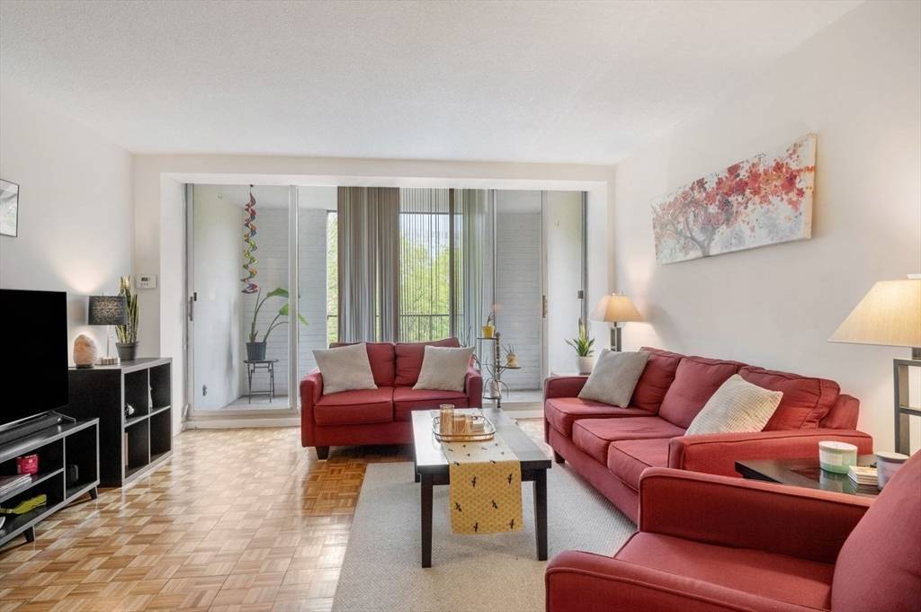 Brookline, MA 02445,33 Pond Ave #404