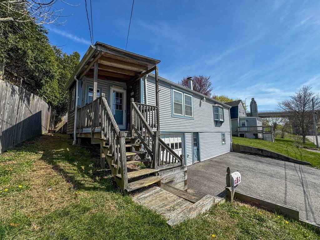 Tiverton, RI 02878,8 Tucker Ave