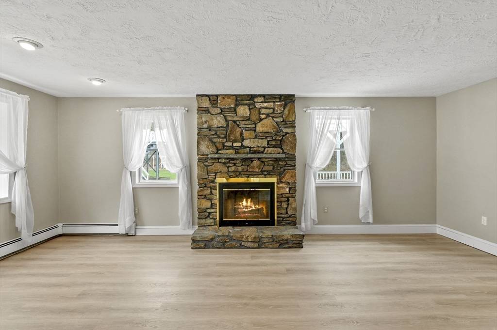 Charlton, MA 01507,184 Burlingame Rd