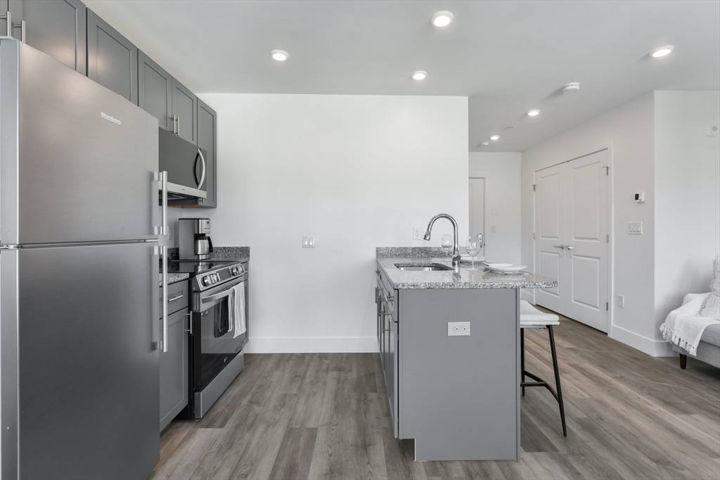 Lynn, MA 01901,585 Essex St #706
