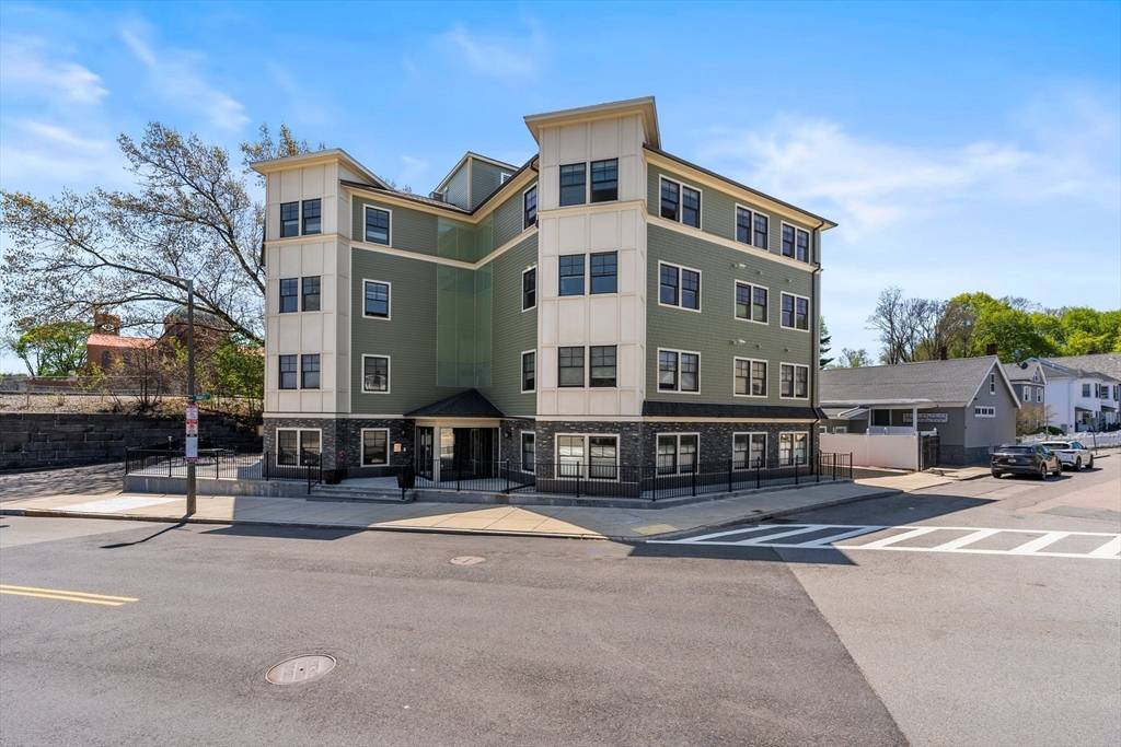 Boston, MA 02131,18 Robert Street #11