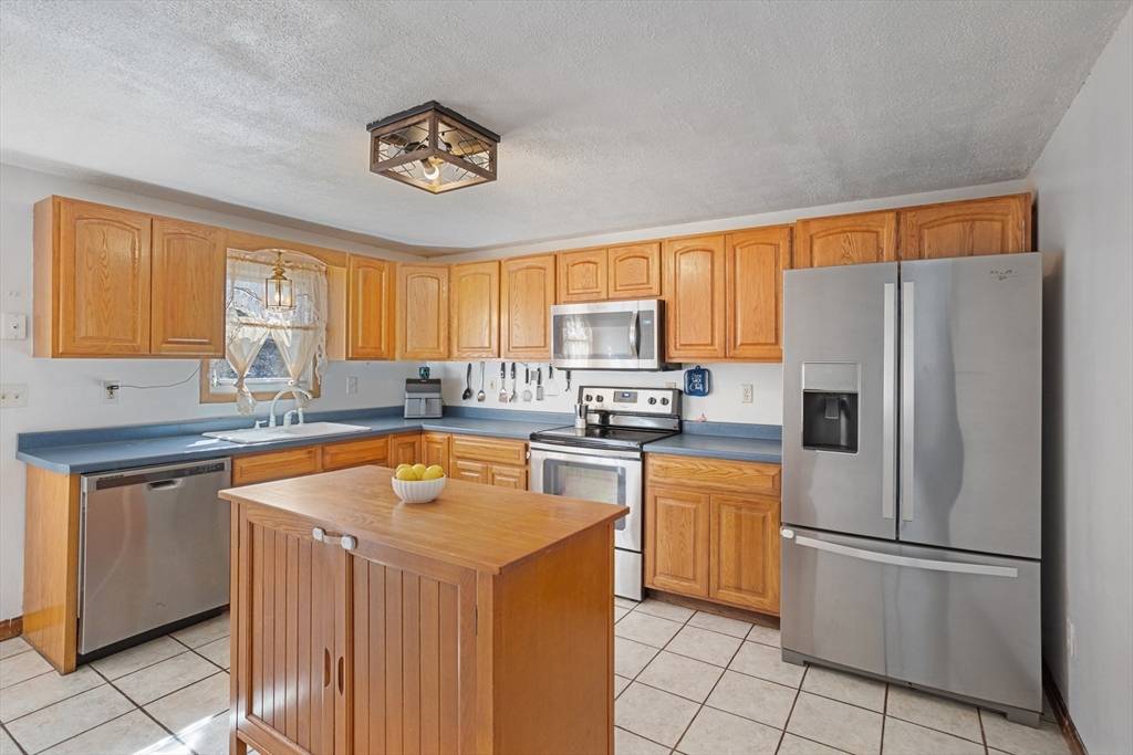 Southbridge, MA 01550,4 Violet Ave