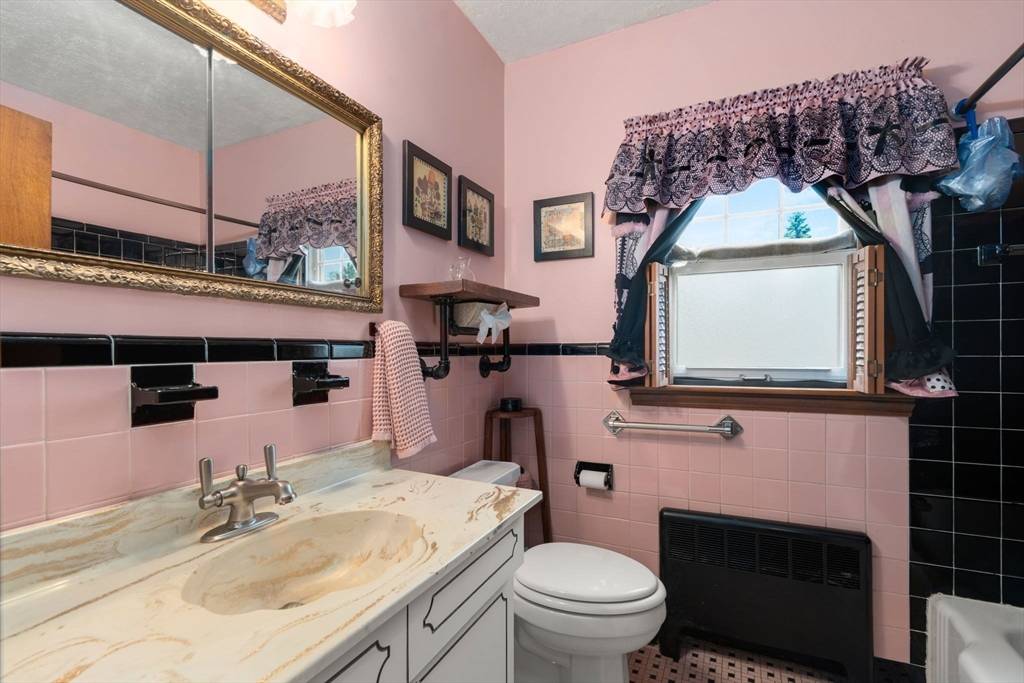 318 Austin St Newton, MA 02465