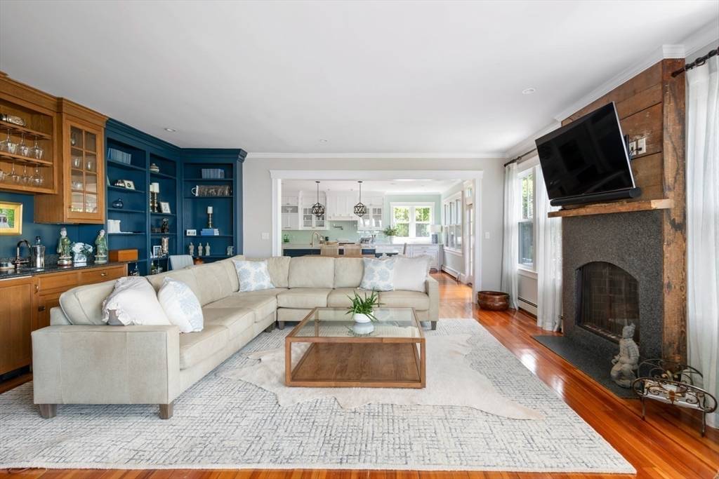 Hingham, MA 02043,11 Paige Street