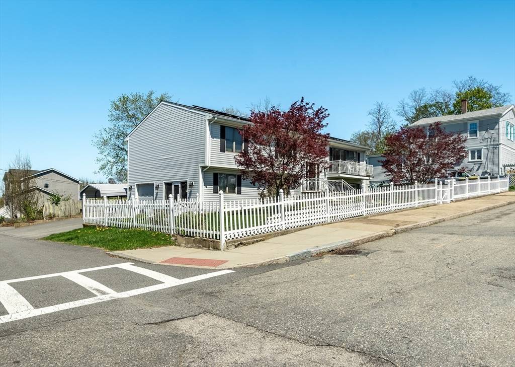 Fall River, MA 02724,58 Last St