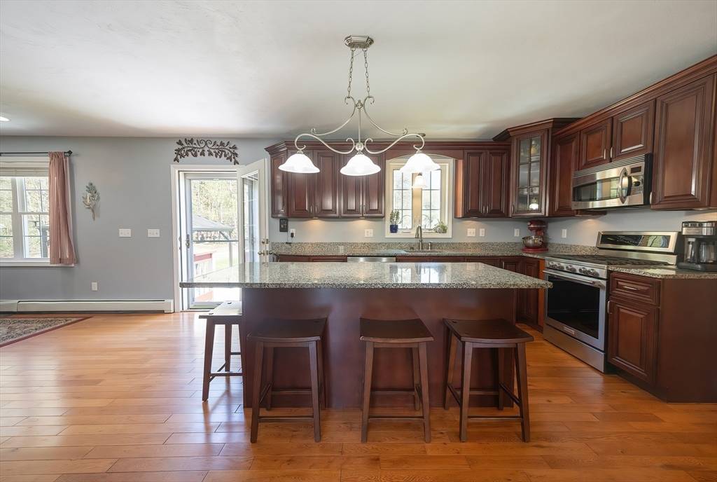 Uxbridge, MA 01569,30 Walnut Grove St