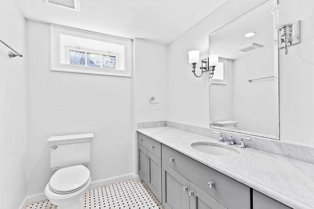 533 Hammond St Newton, MA 02467
