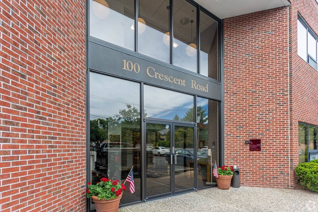 Needham, MA 02494,100 Crescent Rd #4b