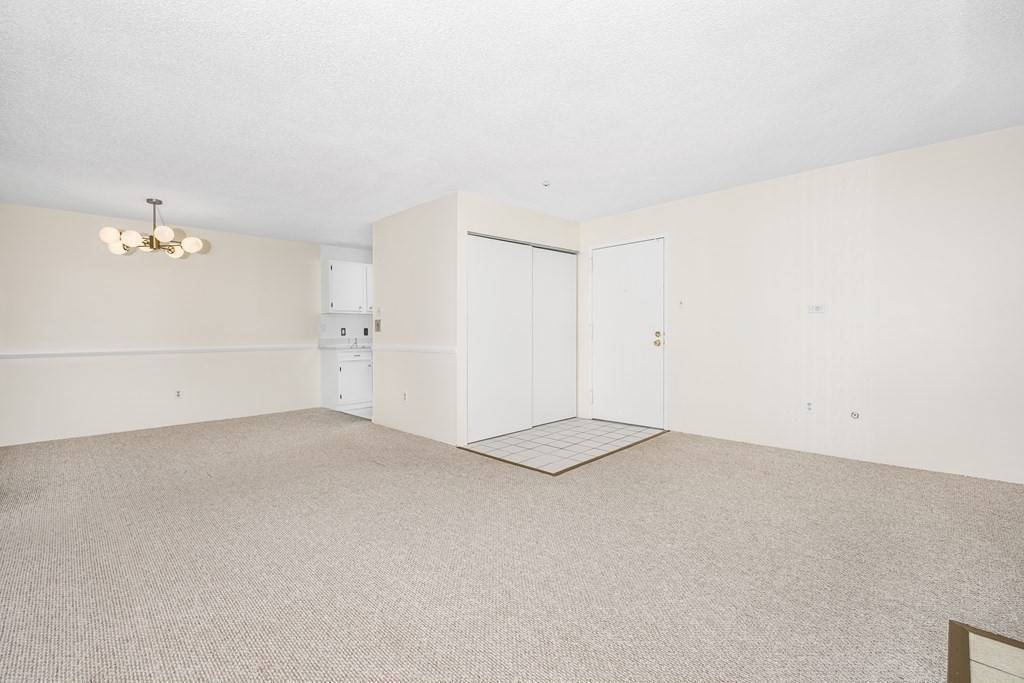 Natick, MA 01760,6 Village Green Lane #17