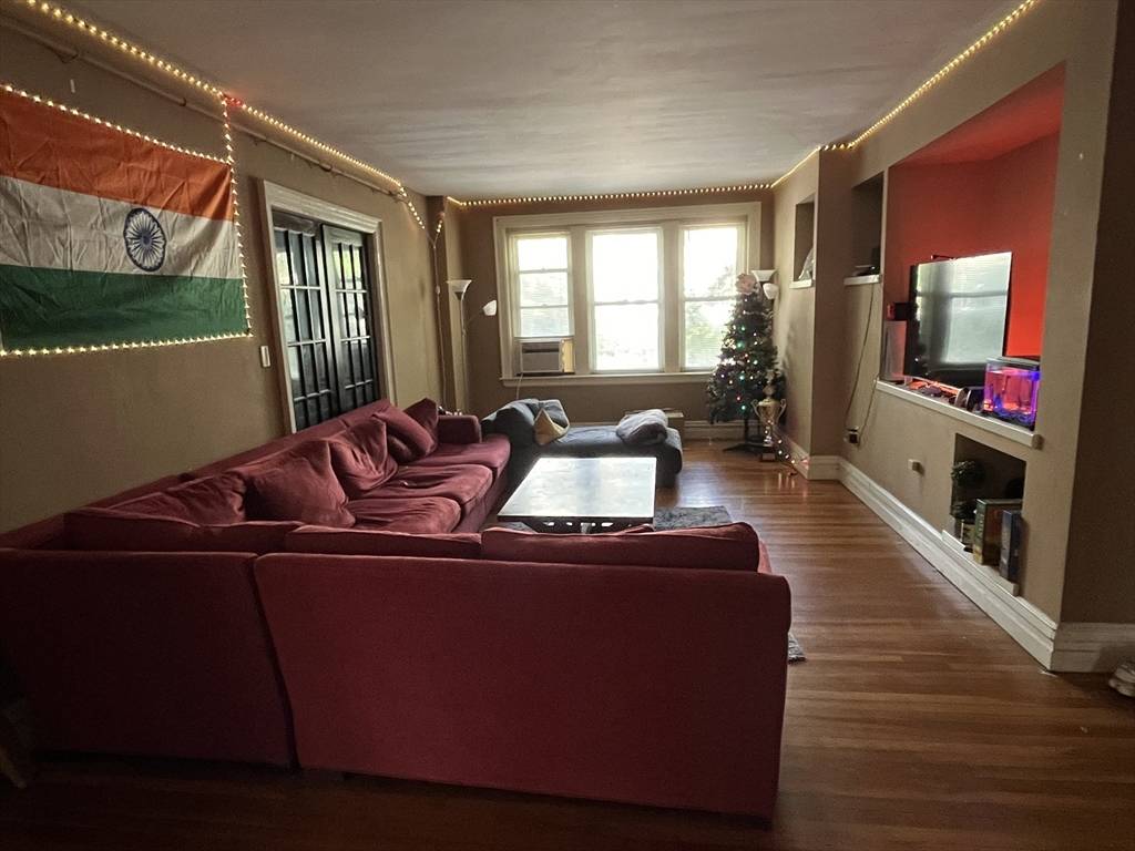 Brookline, MA 02446,317 Saint Paul Street #1