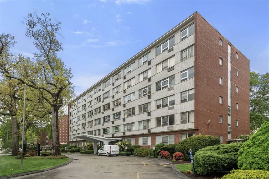 Newton, MA 02467,10 Hammond Pond Parkway #305