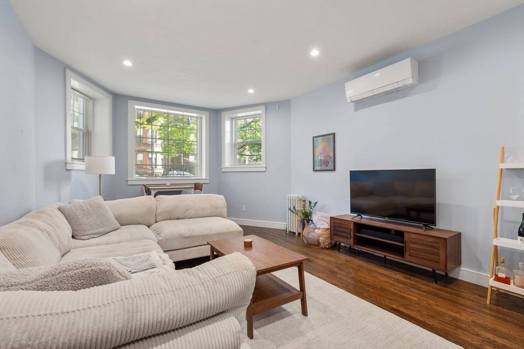 Boston, MA 02215,520 Beacon St #1C