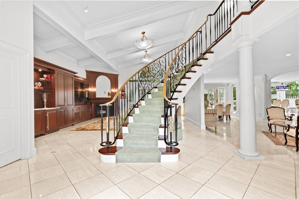 Newton, MA 02459,25 Laurus Ln