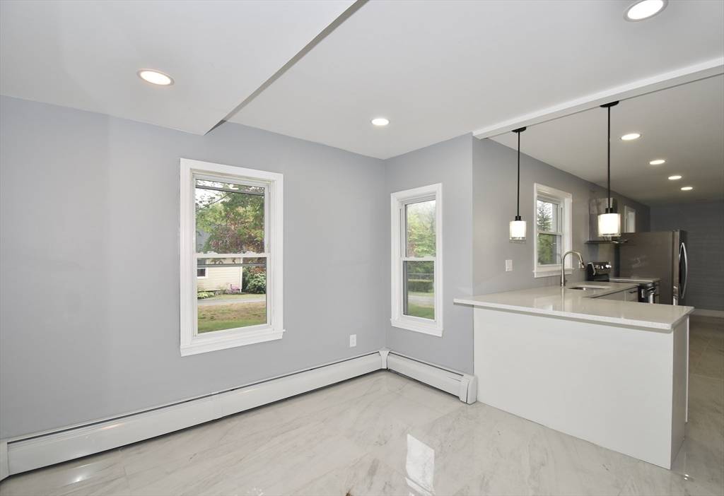 25 Pineywood Ave Wilbraham, MA 01095