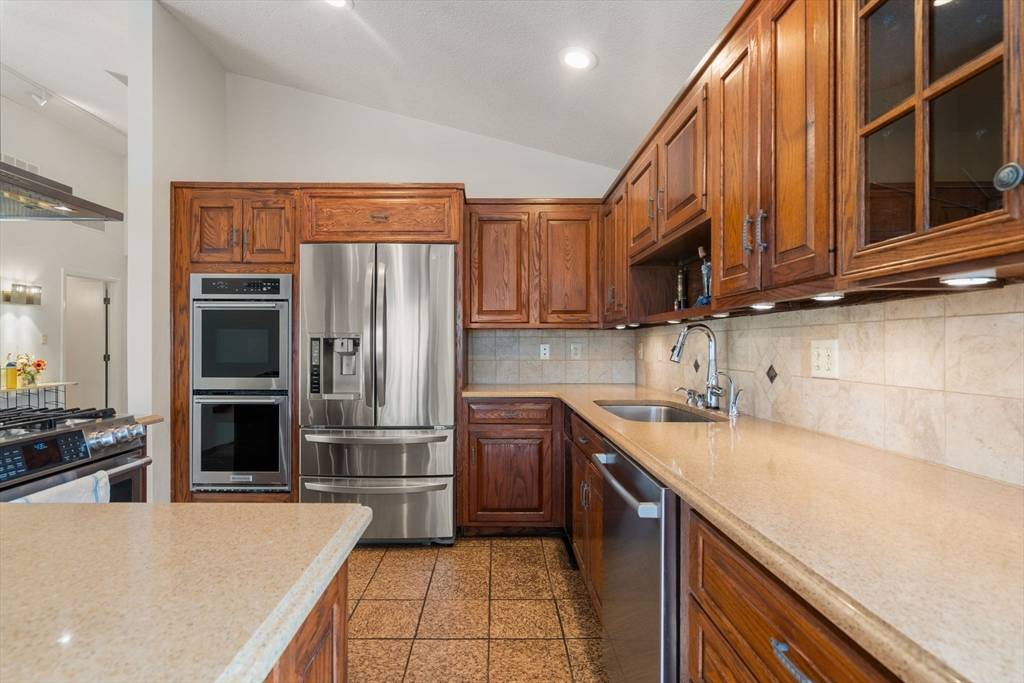 16 Wadsworth Ln Dartmouth, MA 02748