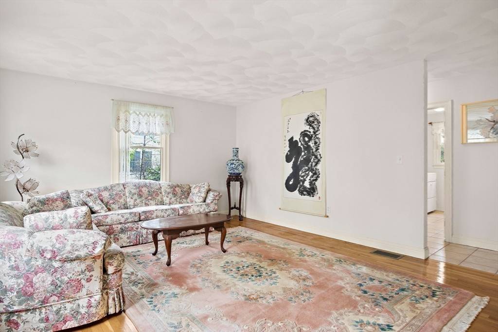 8 Old Farm Rd Woburn, MA 01801