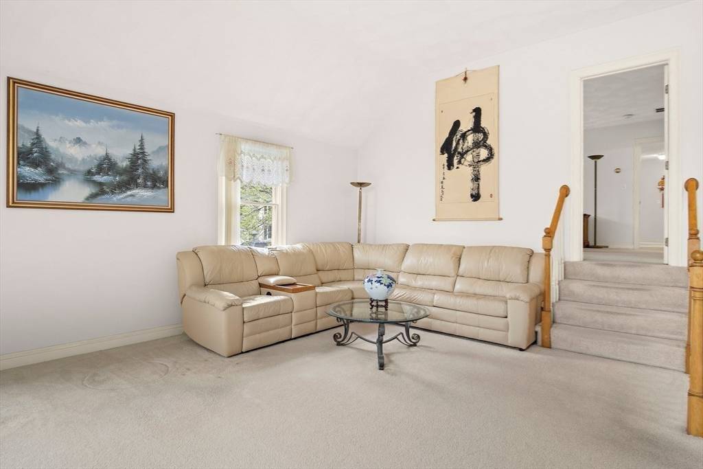 8 Old Farm Rd Woburn, MA 01801