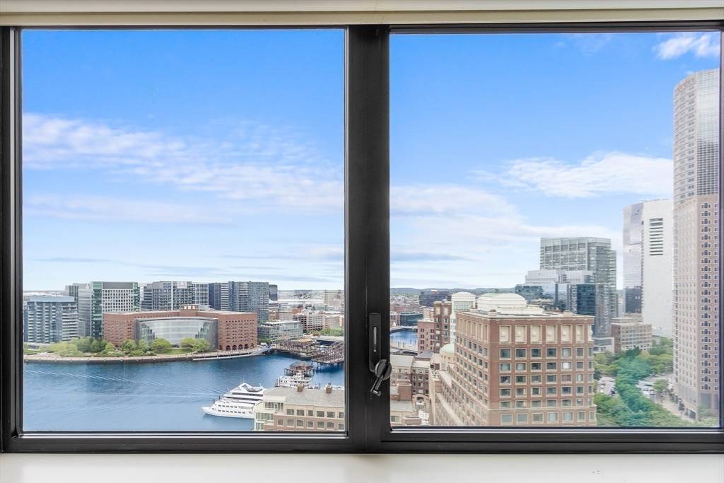 Boston, MA 02110,85 East India Row #25E
