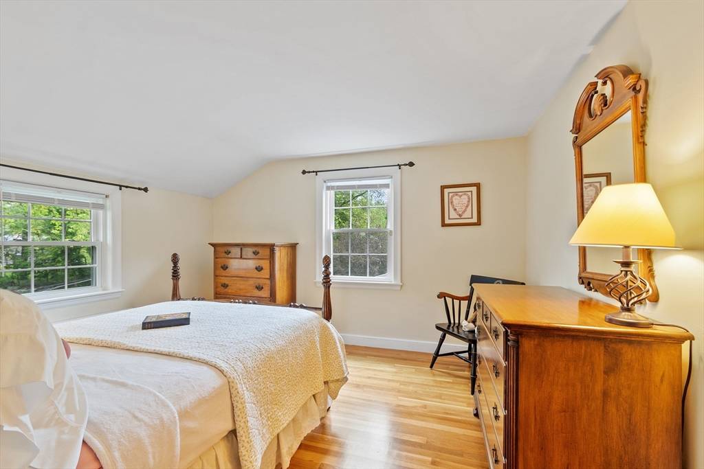 17 Phyllis Ave Burlington, MA 01803
