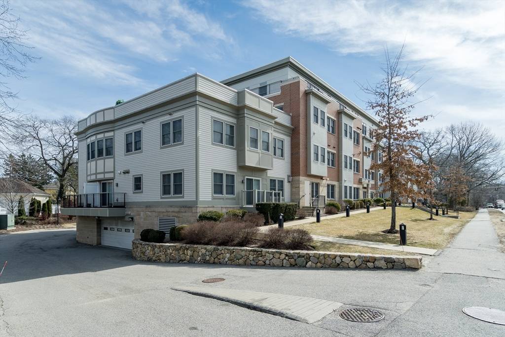 Brookline, MA 02467,321 Hammond Pond Pkwy #U301